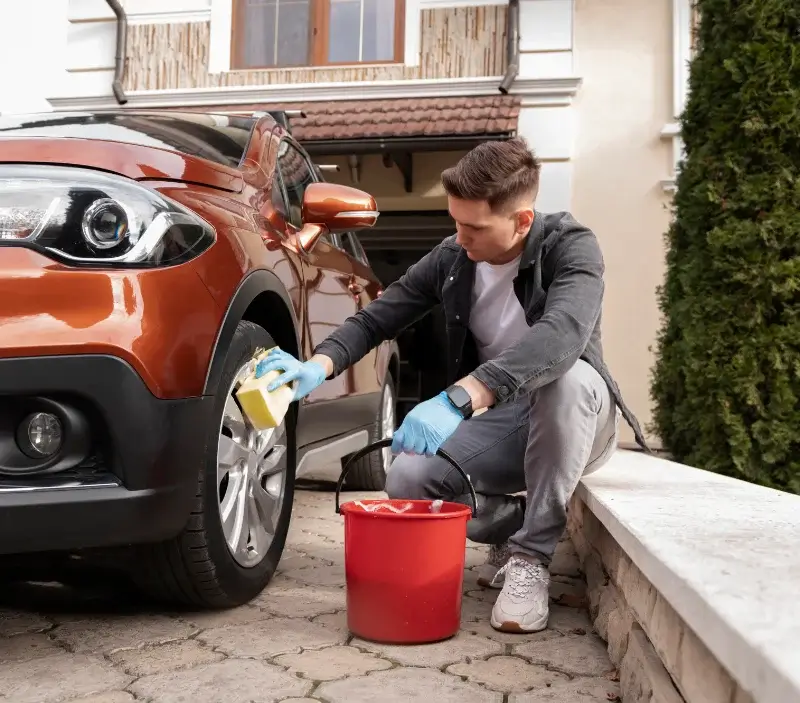 Lavage auto à domicile Châtillon-sur-Indre : professionnel intervenant sur un véhicule